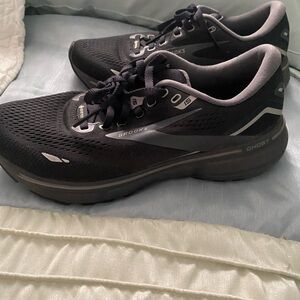 Brooks Men's Black and Gray Athletic Shoes